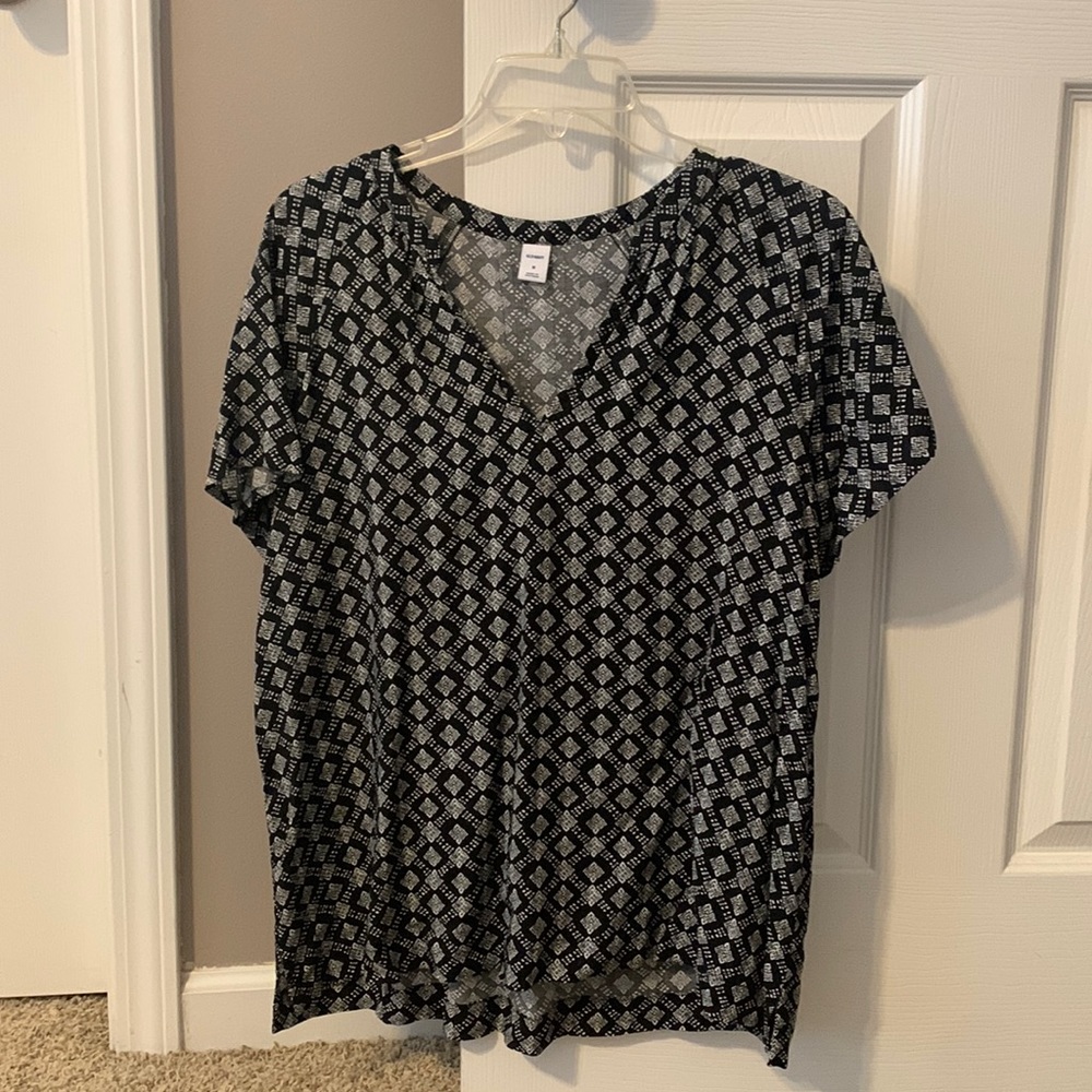 Medium, patterned old navy blouse, only worn a few times!